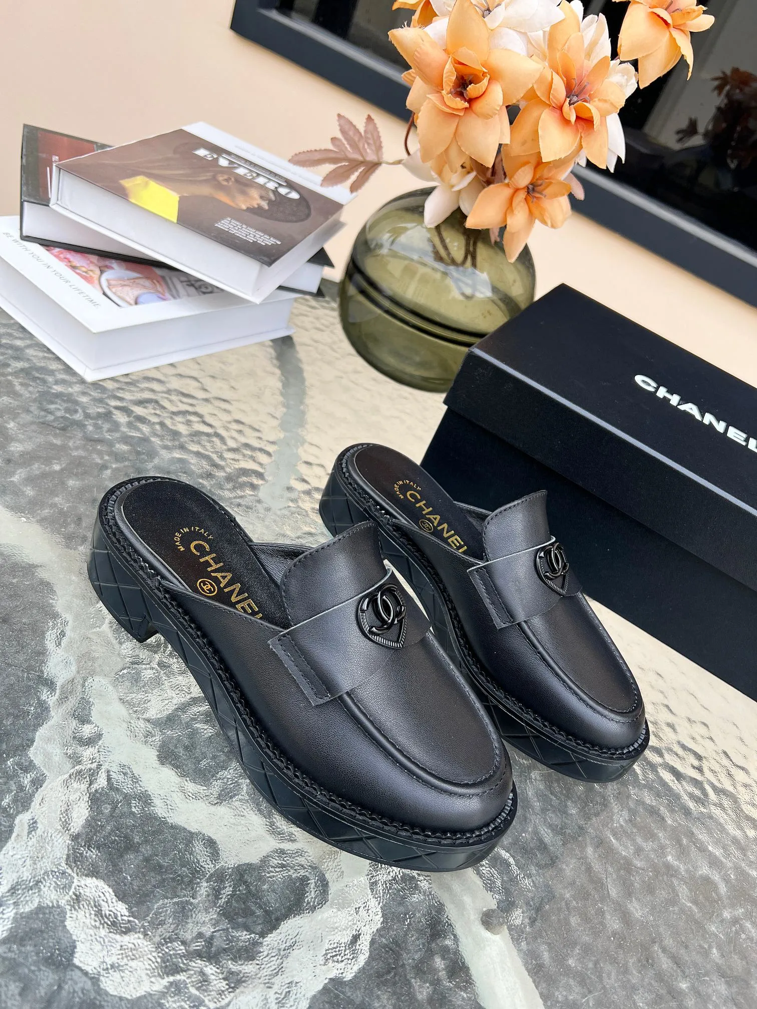 👟👟Ex-factory price 480👟👟 𝗖𝗛𝗔𝗡𝗘𝗟𝟐4B Chanel retro loafers for high school students. A big-toe loafer that Xiaoxiang Jiaxiang’s grandma has grown on me. The black and white color scheme is super vintage and full of relaxation. The fat and cute figure is reproduced one to one from the original version. 👟Material: First-layer cowhide, open edge beads ▪️Heel height: 4𝐜𝐦 ▪️Inner lining: sheepskin ▫️𝐒𝐢𝐳𝐞:𝟑𝟓-𝟒0𝐌 (𝟒𝟎customization is non-returnable) ▪️Sole: original simulated leather outsole 1:1 mold ▫️Color: black ▪️Configured with original full set of packaging📦​